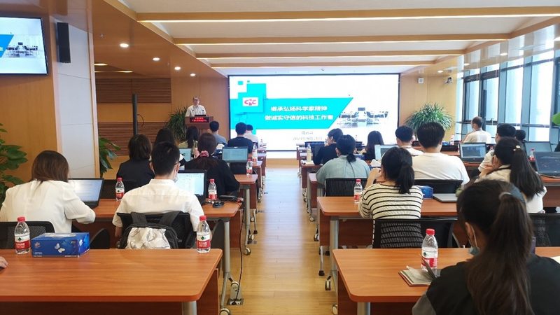 建筑工程专业建造师需要关注建筑设计、施工技术、建筑法规等方面。推荐自学资料有：